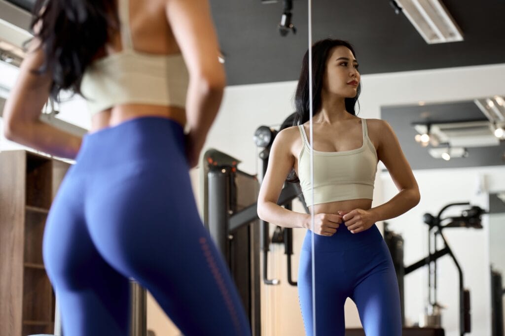 How Long Does Fat Transfer Last? Your Complete Guide 31 A woman doing butt training at the gym